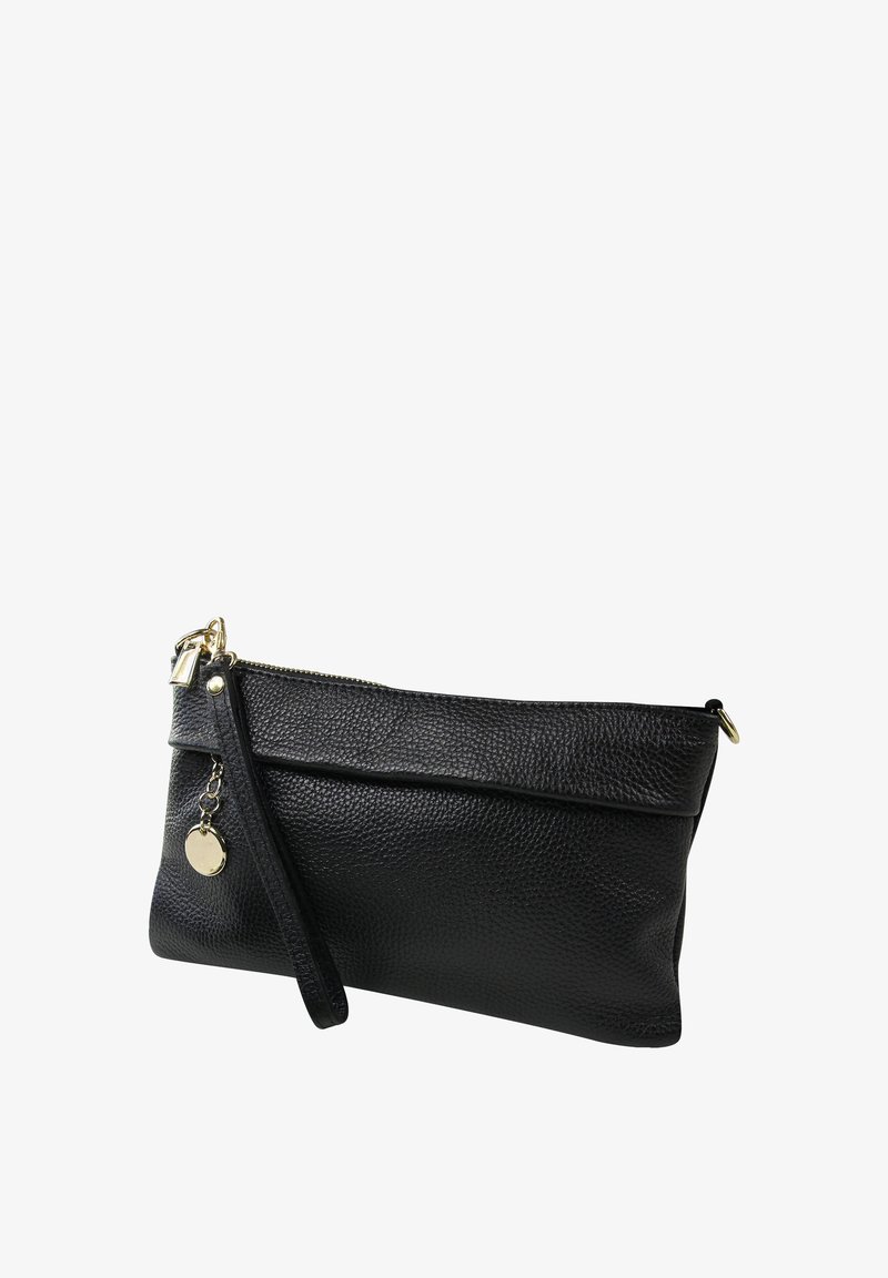 Zwarte leren clutch met textuur, ritssluiting, polsbandje en klein rond charm detail. Compacte en rechthoekige vorm.