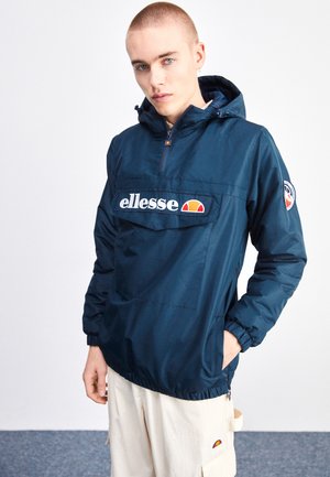 Marineblaue Windbreaker-Jacke mit halbem Reißverschluss, großer Fronttasche und elastischen Bündchen. Sie verfügt über ein gesticktes Logo und eine Kapuze für zusätzlichen Schutz.