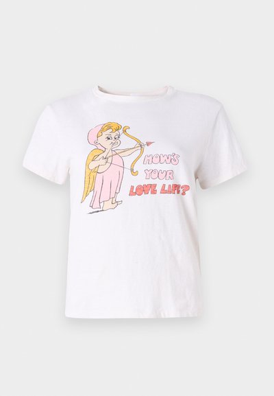 Balts kokvilnas T-krekls ar karikatūras Kupidona grafiku. Teksts lasāms "Kā ir tava mīlas dzīve?" rozā un sarkanos toņos. Īsas piedurknes, brīva piegriezuma.