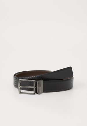 Ceinture en cuir noir avec une finition texturée, équipée d'une boucle à double ergot en argent et d'un intérieur lisse.