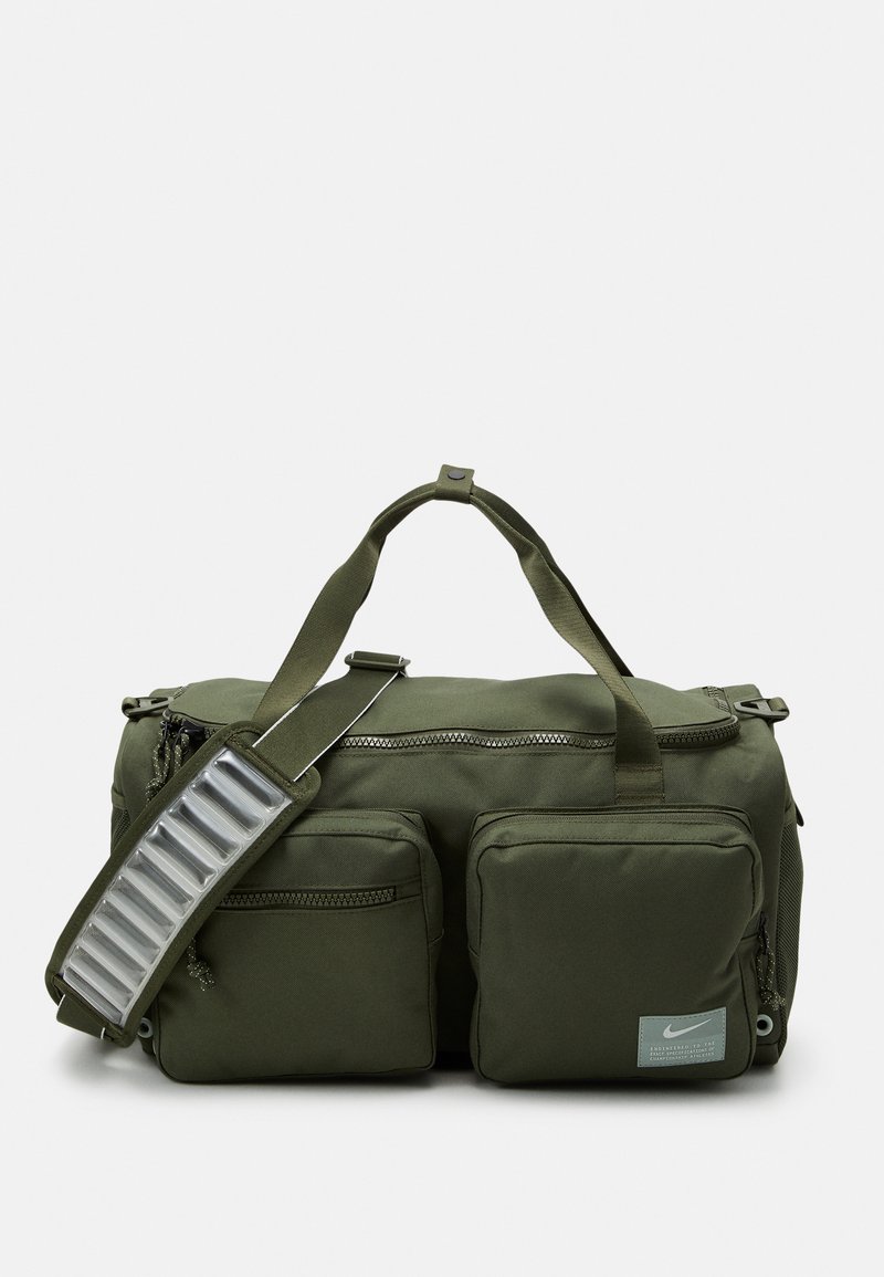 sac nike performance