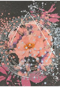 Un textile noir présentant un motif floral vif en rose et bleu, avec des accents circulaires argentés et des motifs d'éclaboussures créant une profondeur visuelle.