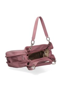 Różowa skórzana torebka z srebrnymi akcentami, górnymi uchwytami i otwartym wnętrzem z zamkiem błyskawicznym, w którym widać beżowe wykończenie.