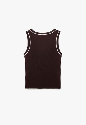 Geribbelde donkerbruine tanktop met witte biezen rond de halslijn en armsgaten, met een aansluitend ontwerp. Glad textuur, mouwloos model.