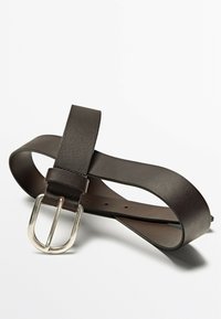 Ceinture en cuir marron avec une boucle en métal argenté, au toucher lisse et au design classique. Plusieurs trous pour un ajustement.