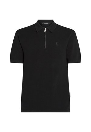 Zwarte poloshirt met korte mouwen, textuurstof, ritskraag en geborduurd logo op de borst. Strakke lijnen en minimalistisch design.