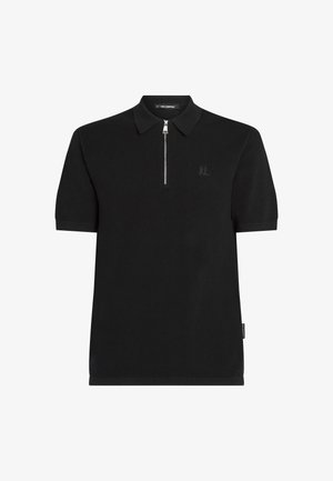 Must emaniku särk lühikeste varrukatega, tekstureeritud kangas, tõmblukuga krae ja tikandiga logo rinnal. Puhtad jooned ja minimalistlik disain.