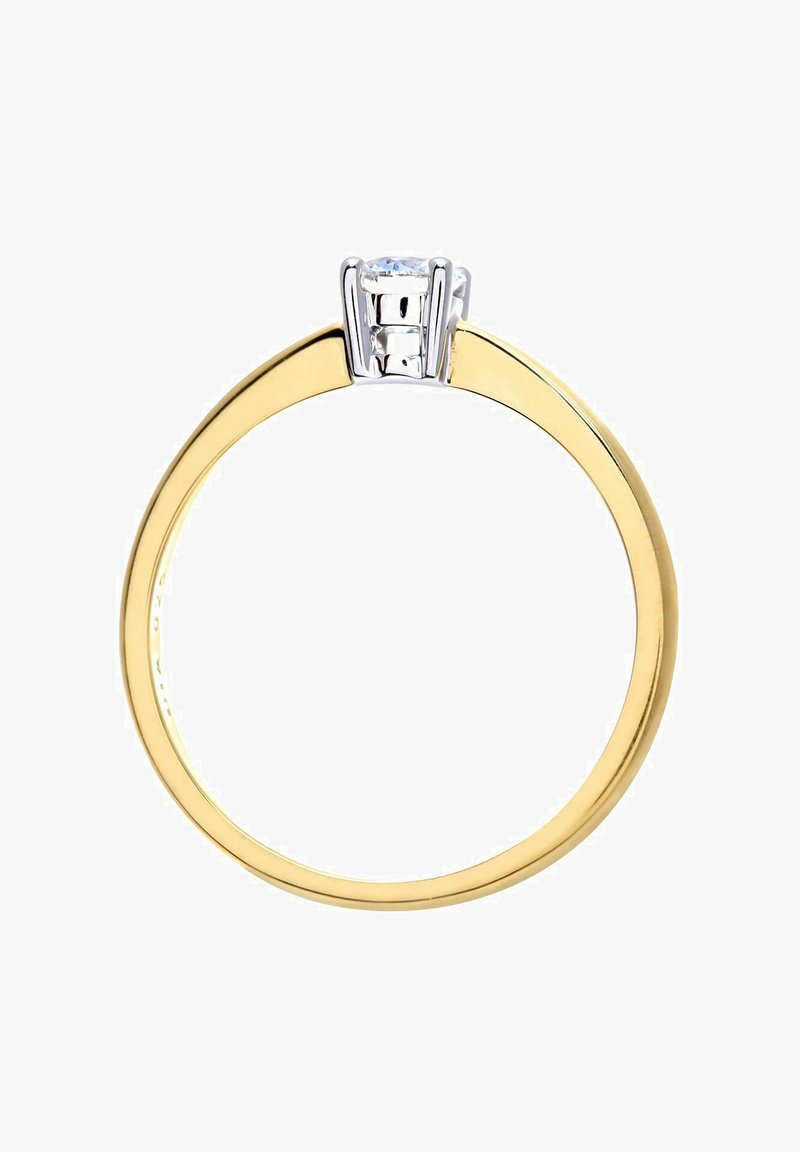 Žltý zlatý prsteň s hladkým pásikom a štvorzubcom z bieleho kovu, ktorý obsahuje jasný, okrúhly centrálny kameň. Minimalistický dizajn.