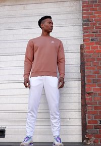 Nike Sportswear CRW - Camisola - mineral clay