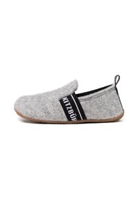 Grijze slipper met een instapontwerp, zwarte elastische band met het label "Kitzbühel," en een getextureerde rubberen zool voor grip.