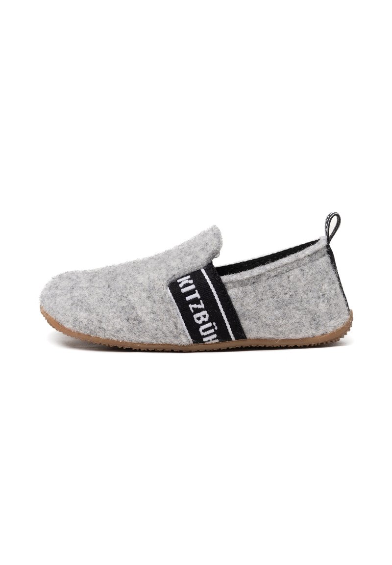 Grijze slipper met een instapontwerp, zwarte elastische band met het label "Kitzbühel," en een getextureerde rubberen zool voor grip.