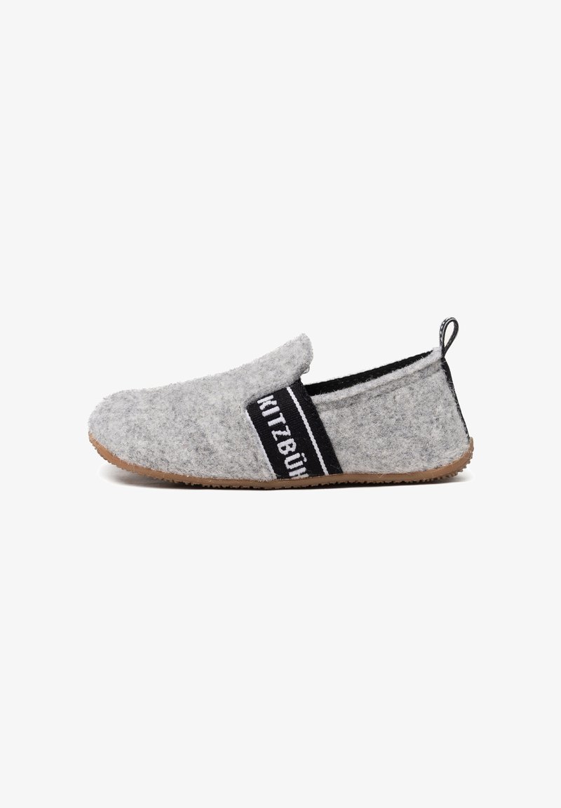 Grijze slipper met een instapontwerp, zwarte elastische band met het label "Kitzbühel," en een getextureerde rubberen zool voor grip.