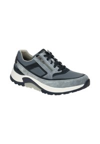 Grijze sportschoen met een mix van suede en mesh materialen, vetersluiting, zijrits en een dikke, witte middenzool met een gestructureerde zool.