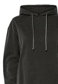 Felpa grigia scuro con cappuccio regolabile, polsini a coste e un tessuto morbido e texturizzato. Design semplice e casual, senza loghi o motivi.