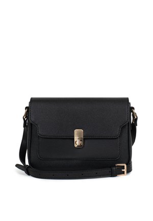 Czarna teksturowana skórzana torba crossbody z regulowanym paskiem i złotym zapięciem na przedniej klapce.
