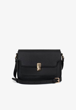 Zwarte textuurleren crossbodytas met verstelbare riem en goudkleurige gesp sluiting op de voorflap.