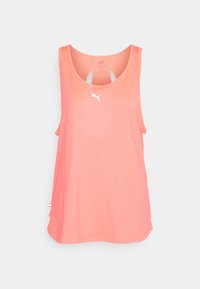 Koralowy sportowy top na ramiączkach z okrągłym dekoltem, odkryty tył oraz białe logo na środku. Miękka, lekka tkanina, standardowy krój.