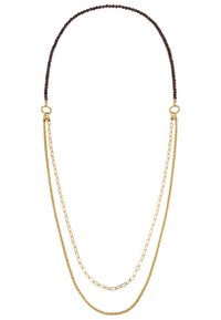 Halsband i guldton med en beaded maroon-sträng, med tre lager kedjor: en texturerad, en länkad och en slät.