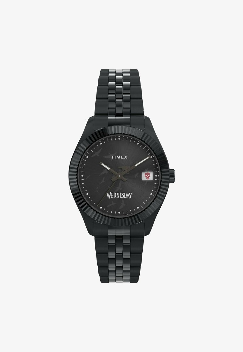 Mustan metalli Timex kellal, millel on tekstuuriga must läbipaistev kellanägu, hõbedased tunni märgid ja päeva kuupäev luustiku aktsendiga. Reguleeritav lingiga rihm.