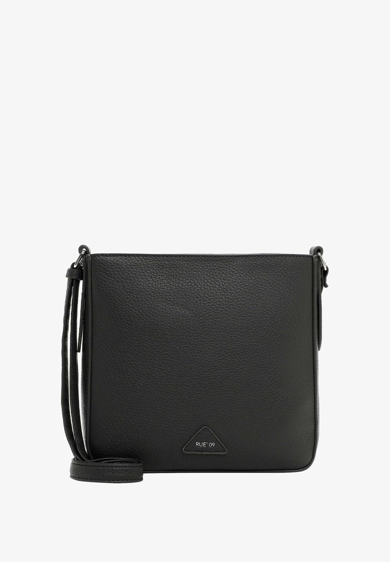 Bolso cruzado de cuero negro con textura suave, etiqueta de logo triangular y una correa ajustable delgada. Forma rectangular y diseño minimalista.