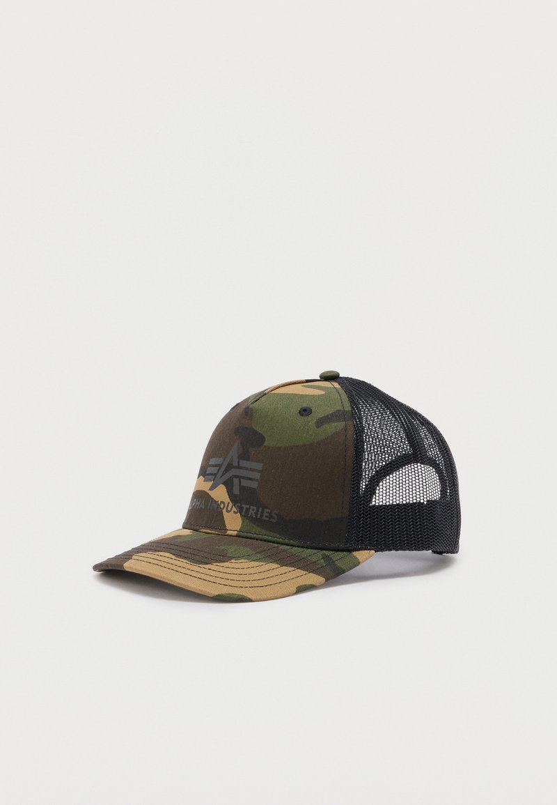 Casquette de baseball camouflage avec des panneaux arrière en mesh noir et le logo Alpha Industries sur le devant.