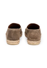 Brune ruskindsespadriller med en blød tekstur, flettet jute-sål og design med rund tå. Åben bag for nem påføring.