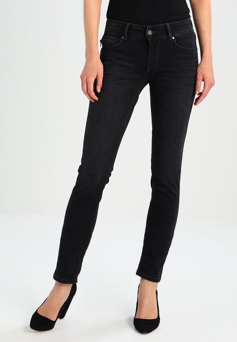 Jeans skinny en denim noir avec cinq poches et une fermeture à bouton à l'avant, présentant des détails de couture subtils et une coupe ajustée.