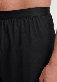 Zwarte katoenen boxershorts met een zachte, elastische tailleband met reliëf 'CALIDA'-branding, een gladde textuur en een relaxte pasvorm.