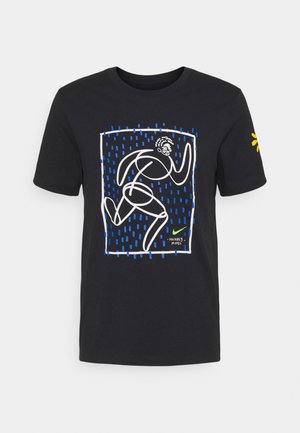 Schwarzes T-Shirt mit abstrakter weißer Linienzeichnung einer laufenden Figur, umrahmt von blauen Strichen und einem kleinen grünen Nike-Logo mit dem Text "Hackney Moves".