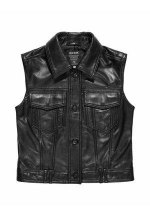 Czarna skórzana kamizelka bez rękawów z ostro zakończonym kołnierzem, zapięciem na guziki, dwiema kieszeniami na piersi oraz gładką, błyszczącą teksturą.