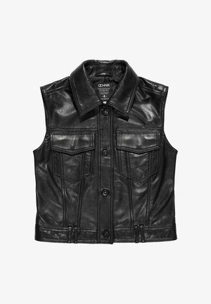 Czarna skórzana kamizelka bez rękawów z ostro zakończonym kołnierzem, zapięciem na guziki, dwiema kieszeniami na piersi oraz gładką, błyszczącą teksturą.