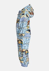 Krāsains bērnu kombinezons zilā krāsā ar grafisku apdruku, kurā attēloti multfilmu varoņi un rotaļīgs teksts. Ietver kapuci un elastīgas aproces.