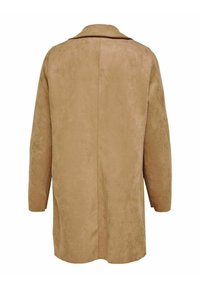 Long coat in nahan vaale suede rang mein, jismein collar hai, seedha cut hai, aur koi nazar aane waale bandhan nahin hain. Smooth texture aur minimalist design.