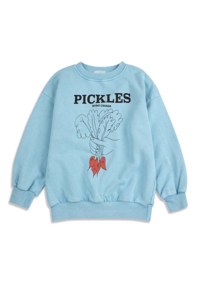 Felpa azzurro chiaro con la scritta "PICKLES BOBO CHOSES" e illustrazione di una mano che tiene delle verdure a foglia con radici rosse sul davanti.