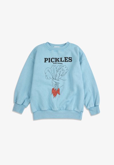 Felpa azzurro chiaro con la scritta "PICKLES BOBO CHOSES" e illustrazione di una mano che tiene delle verdure a foglia con radici rosse sul davanti.