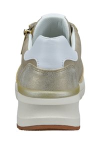 Sneaker mit einem hellgrauen Wildleder-Obermaterial, weißen Lederakzenten, goldmetallic Akzenten und einer strukturierten Ferse. Verfügt über eine gepolsterte Sohle.