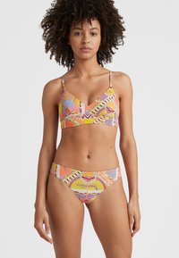 Bikini-Set mit einem farbenfrohen geometrischen Muster in Orange, Lila und Gelb. Das Oberteil hat einen V-Ausschnitt und verstellbare Träger; die Unterteile sind tief sitzend.