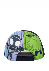 Baseballpet met een veelkleurig ontwerp met cartoonfiguren, waaronder een personage in een zwart pak en een groen figuur, gestikte naden en een marineblauwe klep.