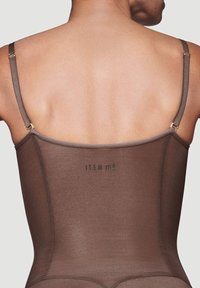 Bruine bodysuit met dunne verstelbare bandjes. Materiaal heeft een gladde textuur. Bevat een subtiele logo-afdruk op de rug.