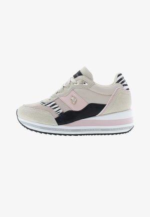 Baskets de sport avec un mélange de daim beige et noir, accents roses, détails rayés et semelle superposée mettant en avant la marque.