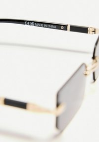 Bershka RECTANGULAR - Sonnenbrille - black