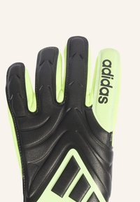 Zwart en neon groene keeperhandschoen met gemarmerde grip, gevoerde vingers en contrasterend Adidas-logo op de pols.