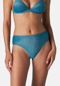 Set bikini turchese con una texture scintillante, composto da un top a triangolo e da slip a vita alta, entrambi progettati per una vestibilità comoda.