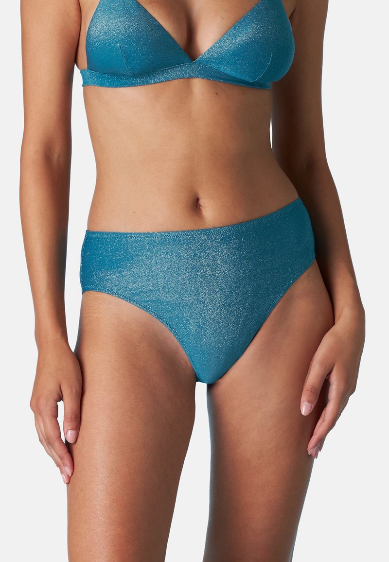 Set bikini turchese con una texture scintillante, composto da un top a triangolo e da slip a vita alta, entrambi progettati per una vestibilità comoda.