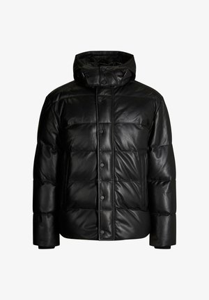 Giubbotto imbottito nero realizzato in pelle liscia. Presenta un colletto alto, chiusura con bottoni frontali e una silhouette squadrata con dettagli trapuntati.