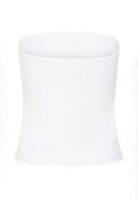 Top tube blanc côtelé sans bretelles avec un ourlet ondulé, conçu pour un ajustement proche du corps et un port décontracté.