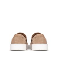 Beige Wildleder Slipper mit weißer Gummisohle, abgerundetem Design im Hintergrund und minimalistischen Akzenten, geeignet für Freizeitbekleidung.