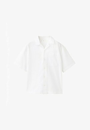 Weißes Hemd mit kurzen Ärmeln, Knopfleiste, Kragen und Brusttasche, flach auf weißem Hintergrund dargestellt.