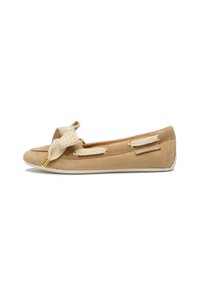 Sandalina piatta in suede marrone chiaro con un fiocco beige testurizzato sul davanti, dettagli dorati e suola in gomma bianca. Include lacci decorativi sui lati.