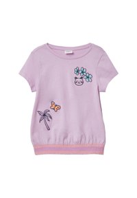 Lila T-shirt met korte mouwen en een gathered zoom, voorzien van geborduurde afbeeldingen van een kat, bloemen, een vlinder en een palmboom in verschillende kleuren.